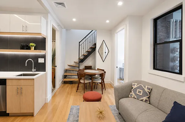 Living room, photo 2