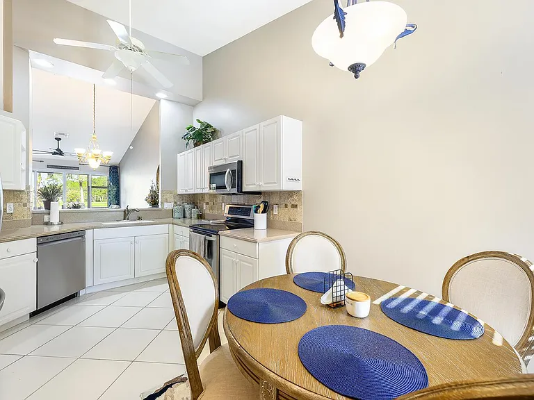 Fully stocked kitchen and eat-in kitchen