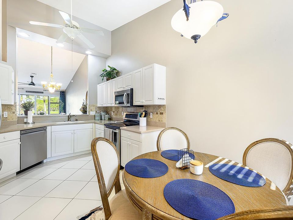 Fully stocked kitchen and eat-in kitchen