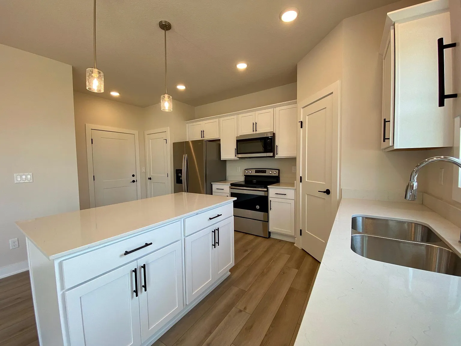 4 bed, 1672 sqft, $2,600 — Photo 3