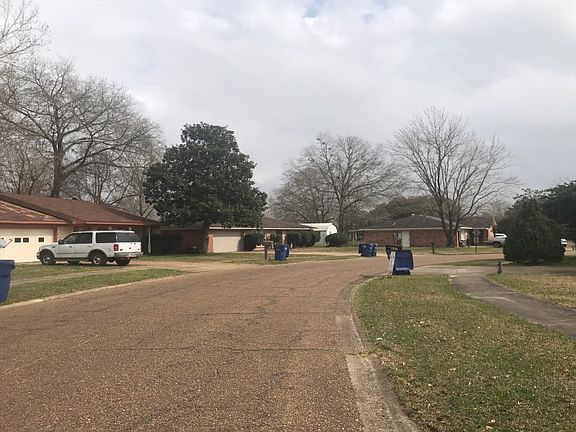4th image of 808 Meadowbrook Dr