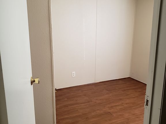 3rd image of 717 Circle Dr