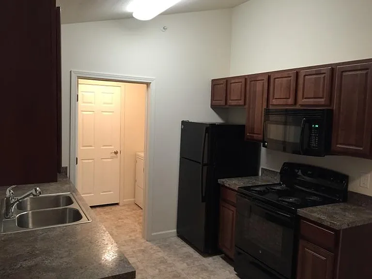 490 Tyler Ln — Photo 18