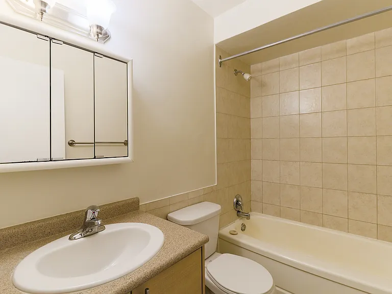 345 Lakeshore Rd W — Photo 28