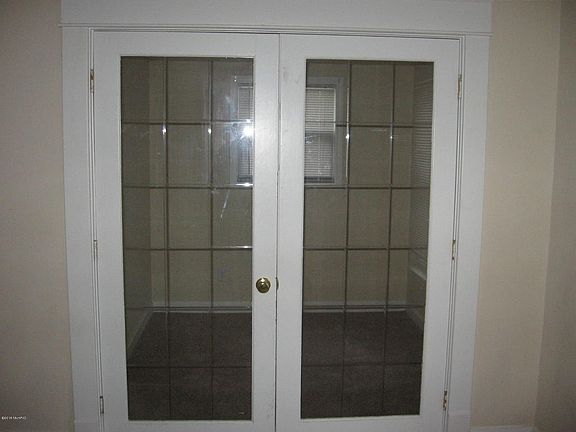 3rd image of 1525 Queen Ave NE