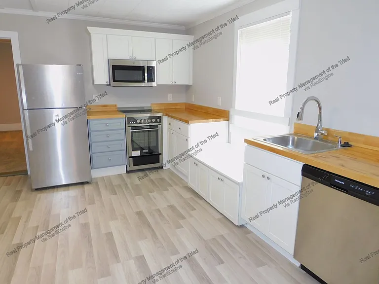 936 Albert St — Photo 4