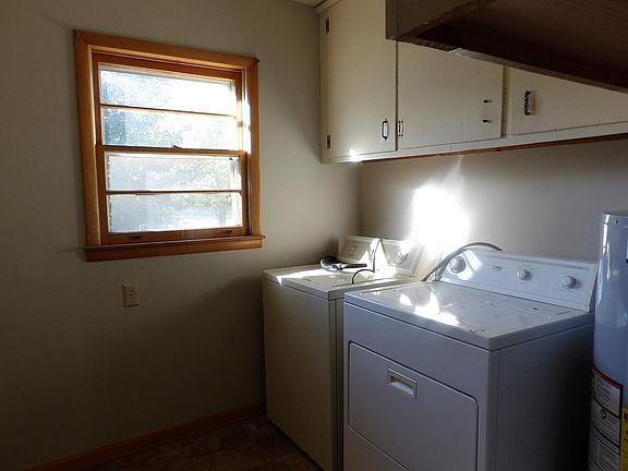 5th image of 1413 2nd St NE