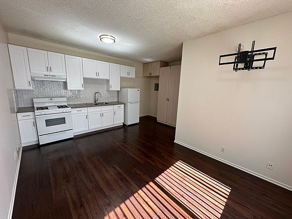 5th image of 11018 Morrison St Unit B