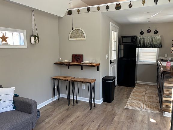3rd image of 817 Club Cir NE