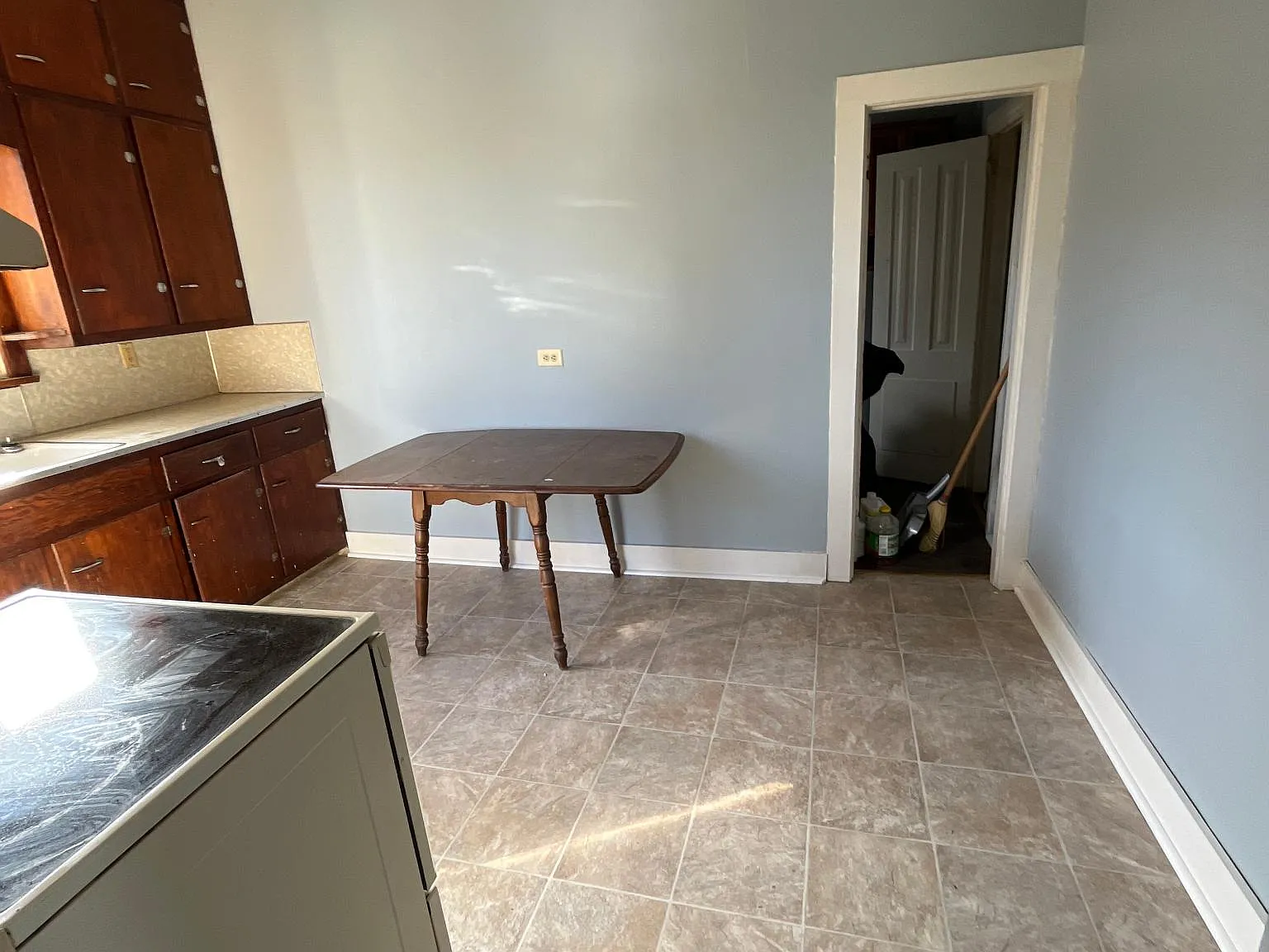 319 S Wilkinson Ave — Photo 2