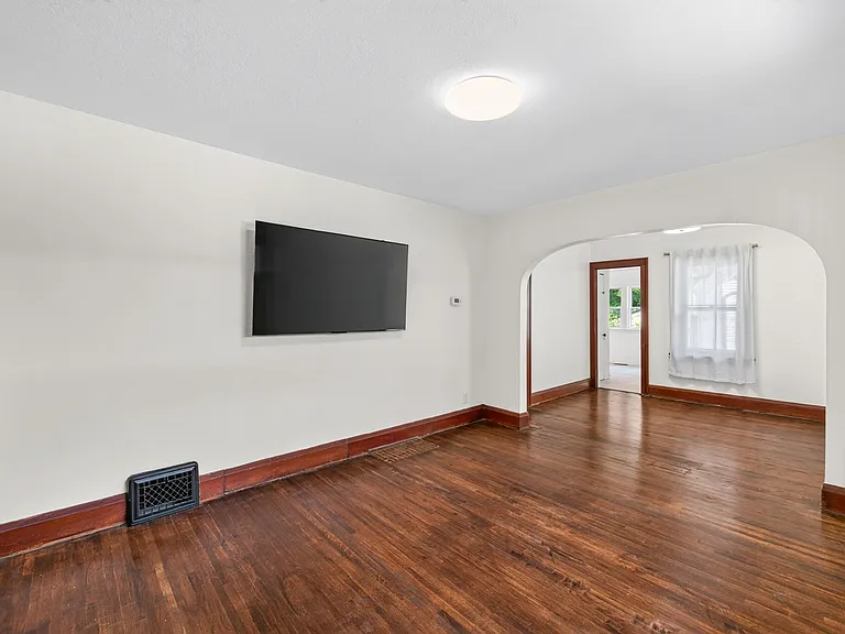 421 Goodhue St — Photo 4