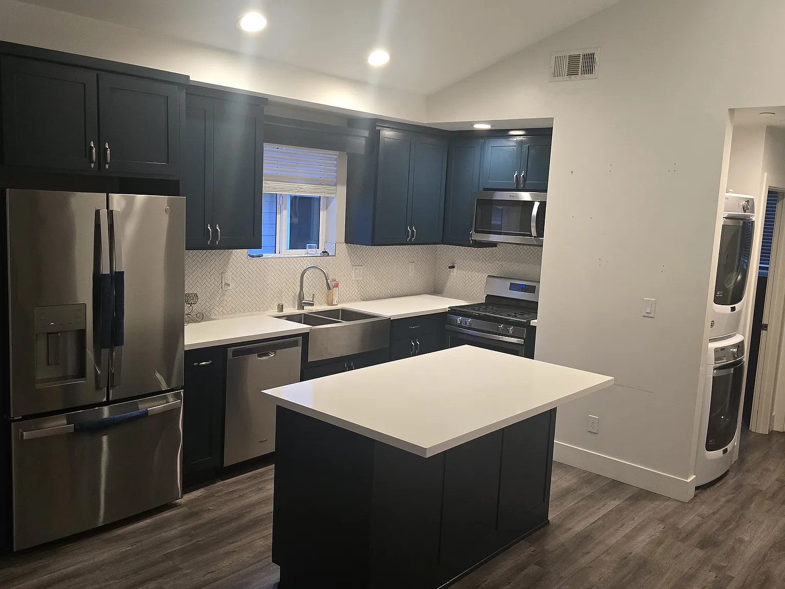 3 bed, 1000 sqft, $3,000 — Photo 1