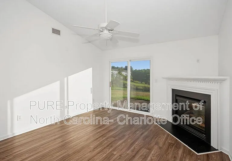 2910 Bridgeville Ln — Photo 4