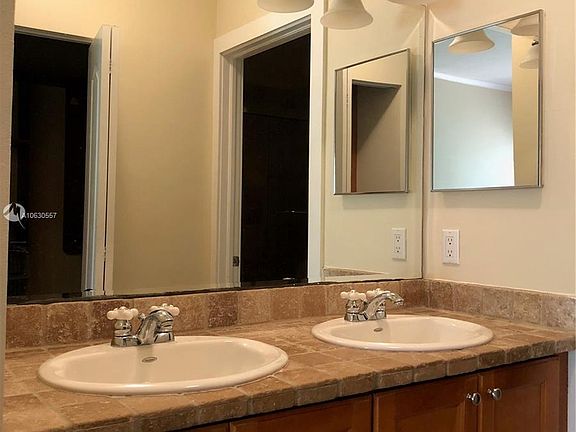 5th image of 2819 Coconut Ave #2819