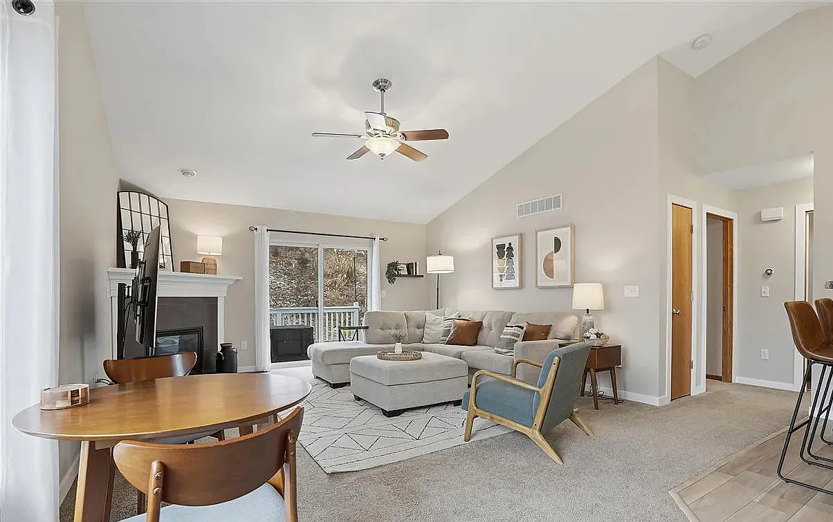 295 Hickory Ct — Photo 3