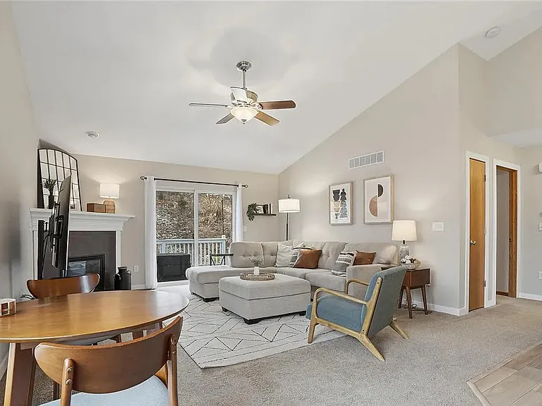 295 Hickory Ct — Photo 3