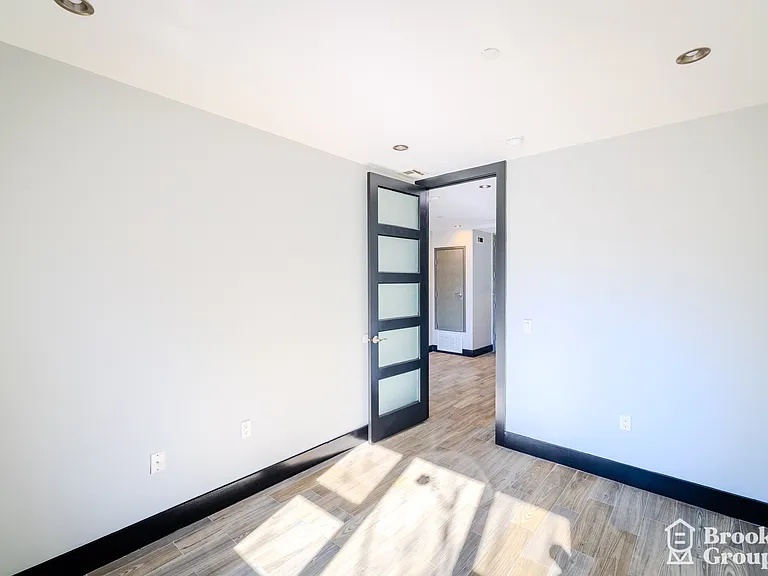 508 Seneca Ave #1C — Photo 9