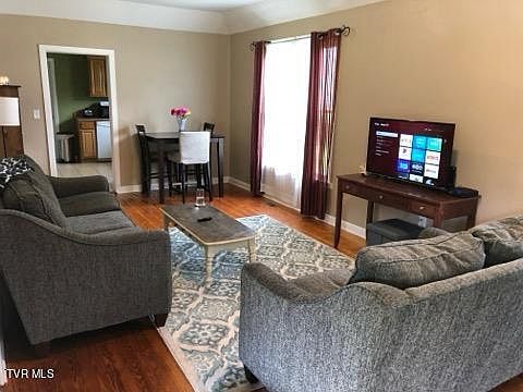 2nd image of 518 Franklin St