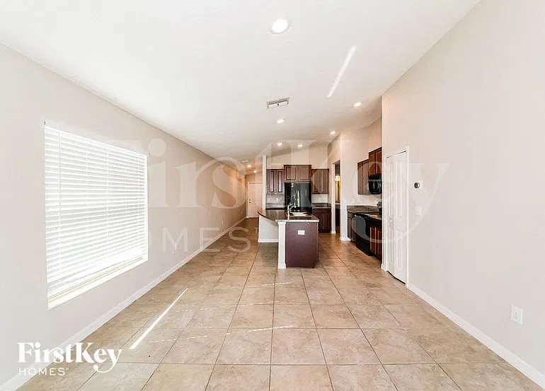 3 bed, 2.0 bath, 1451 sqft, $2,155 — Photo 4
