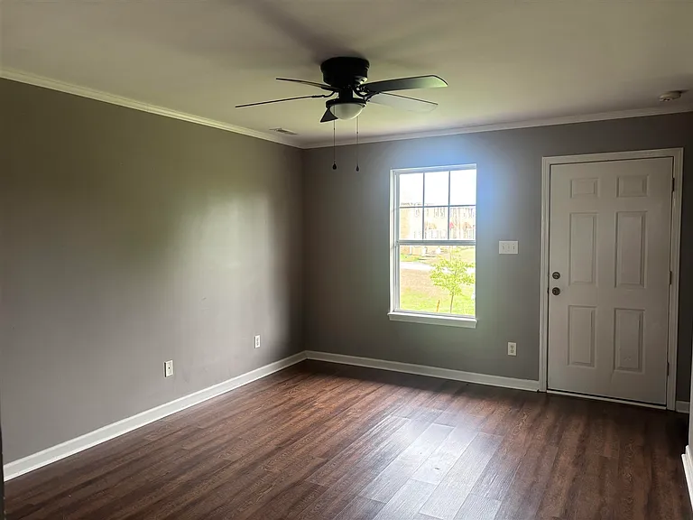 180 Coachman Ct — Photo 4