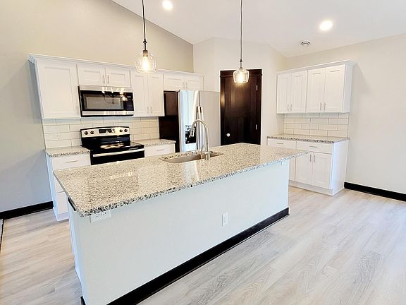 5th image of 1066 Cullen St