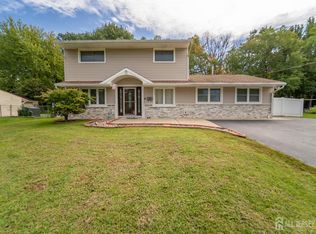 80 Stillwell Rd, Kendall Park, NJ 08824