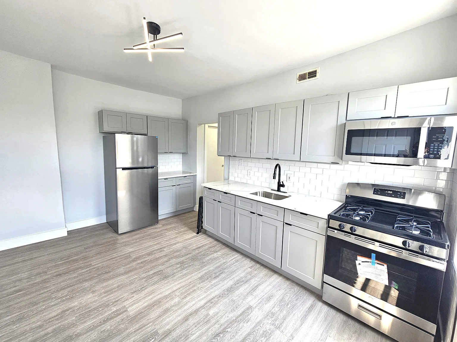 3 bed, $2,100 — Photo 1