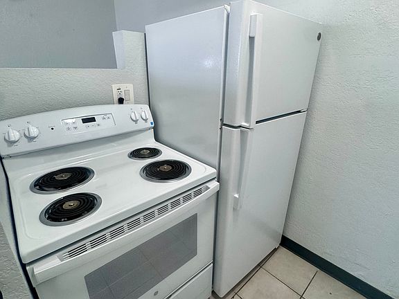 4th image of 140 112th Ave Unit 3