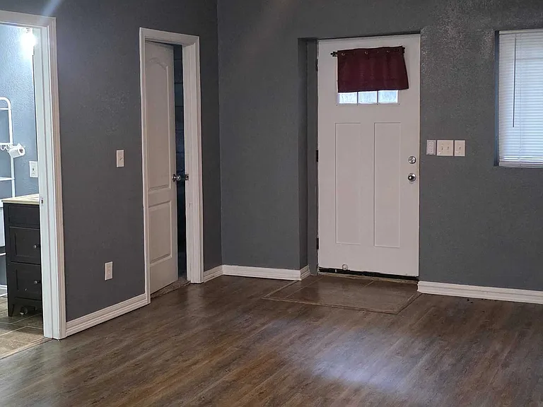 210 N Rowe St — Photo 15