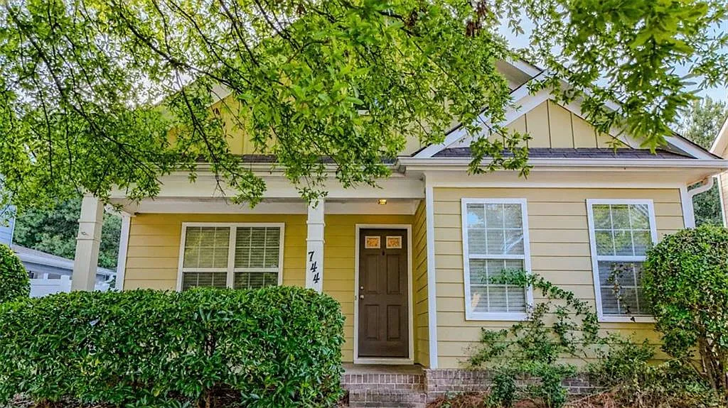 3 bed, 2.0 bath, 1306 sqft, $1,900 — Photo 2