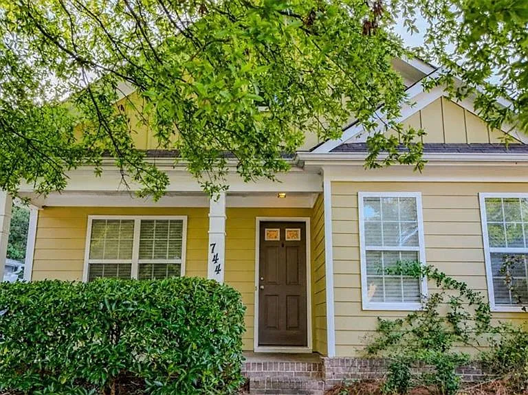 744 W Vincent Dr — Photo 2