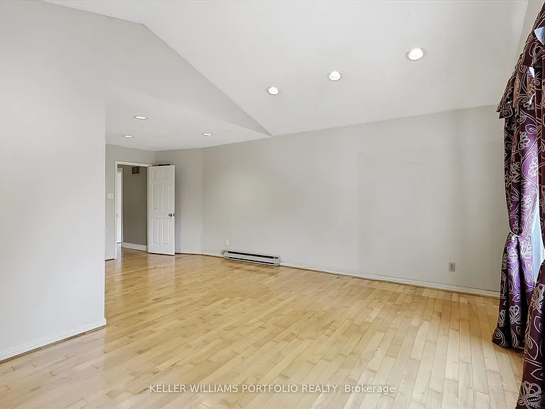 73 Jessica Gdns — Photo 22