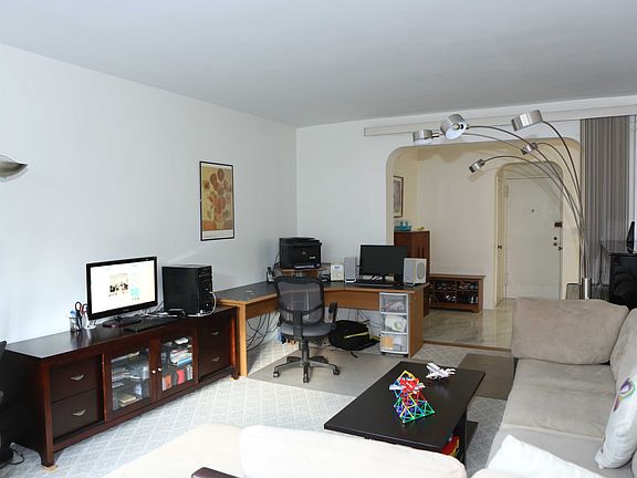 3rd image of 67-71 Yellowstone Blvd APT 5H