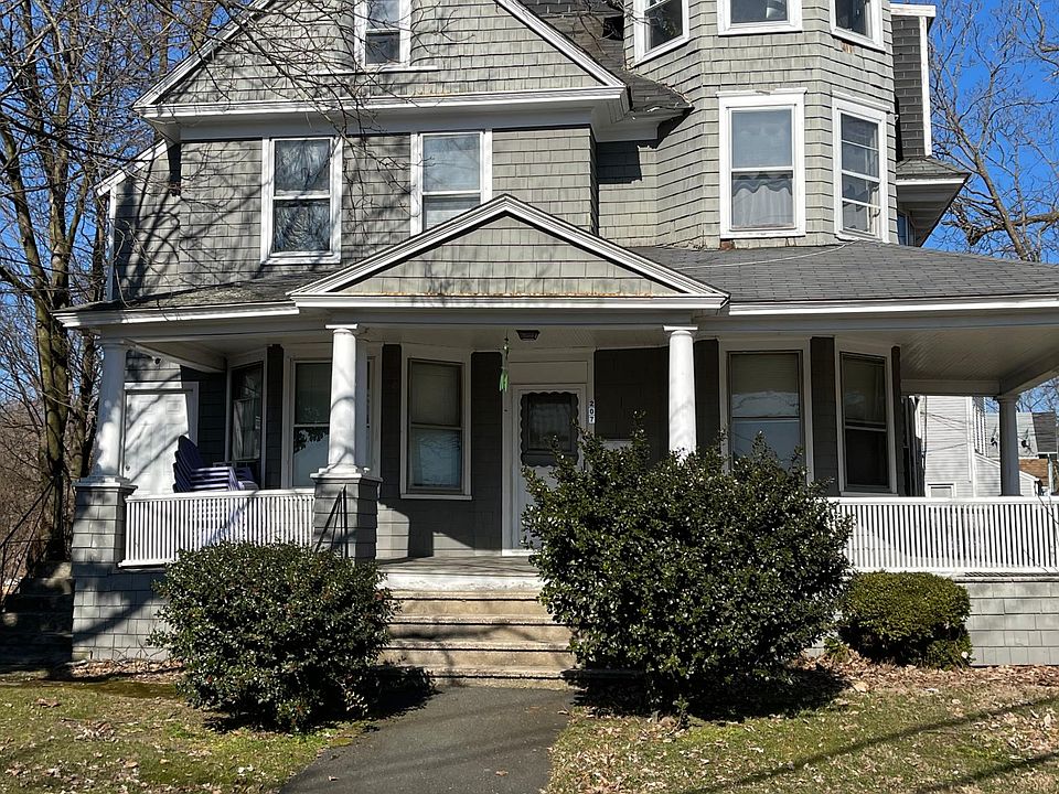 2nd image of 207 Flax Hill Rd APT 2