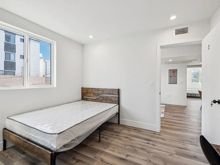 Leo P 3437 S Catalina St — Photo 32