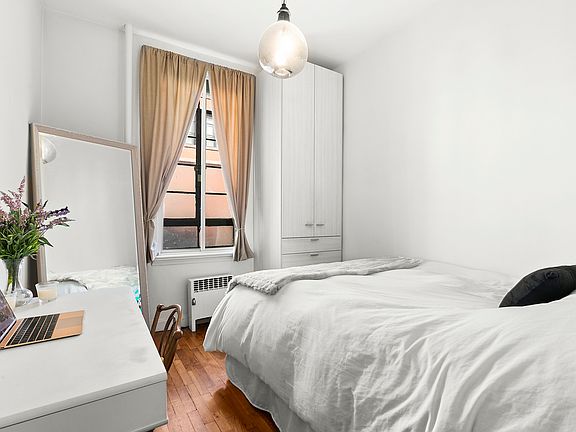 5th image of 224 E 17th St APT 1R