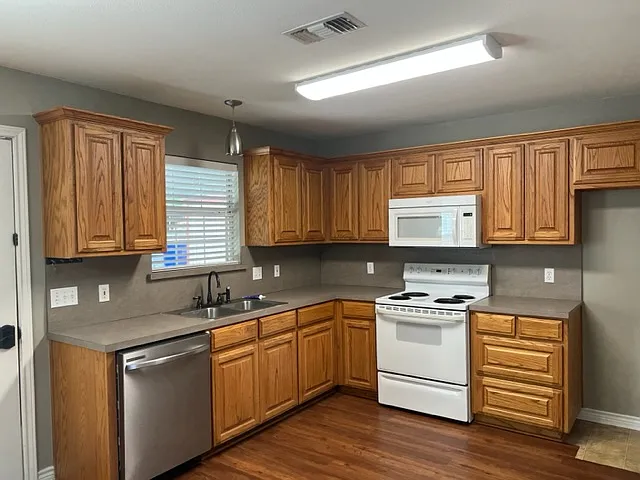 3 bed, 1147 sqft, $1,850 — Photo 2