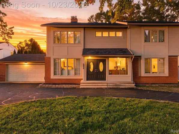2110 Langham Dr, West Bloomfield, MI 48323