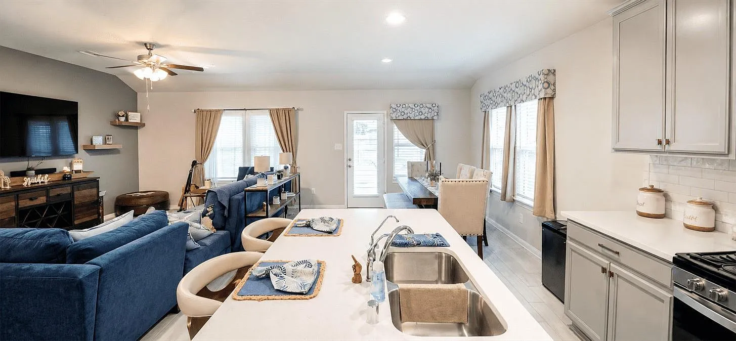 4 bed, 2.5 bath, 2102 sqft, $2,550 — Photo 3