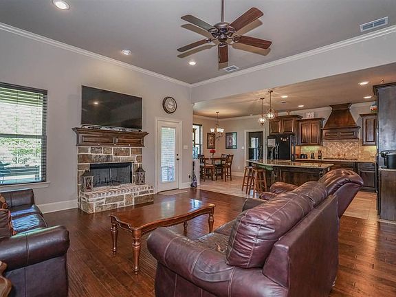5th image of 105 Germantown Cir