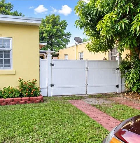 2 bed, 1.0 bath, 1963 sqft, $2,050 — Photo 2