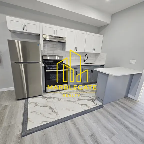 352 S 10th St #22 — Photo 1