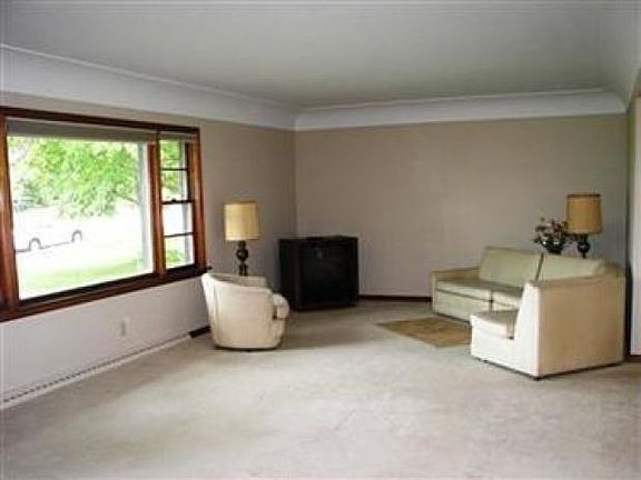 4th image of 746 Crestwood Ave