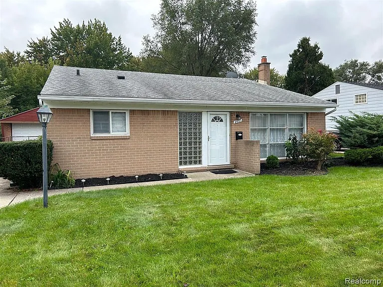 4472 Buchanan Ave — Photo 1