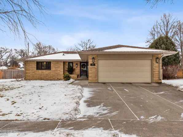 1226 Oak St N, Fargo, ND 58102