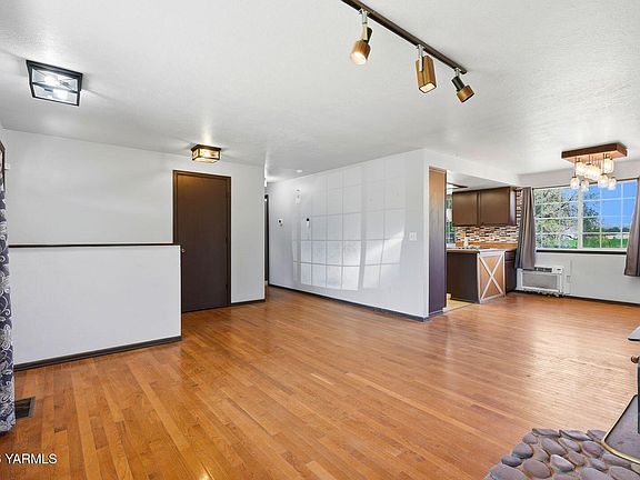 5th image of 3415 N Wenas Rd