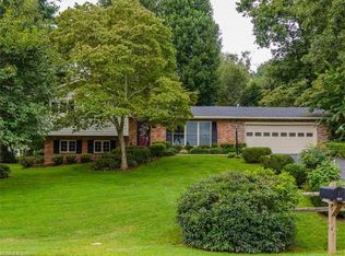 101 Pinehurst Dr, Hendersonville, NC 28792