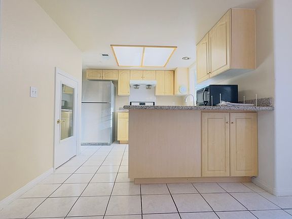 5th image of 1901 W Commonwealth Ave APT B