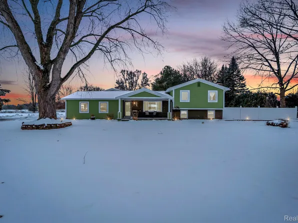 2379 Grove Park Rd, Fenton, MI 48430