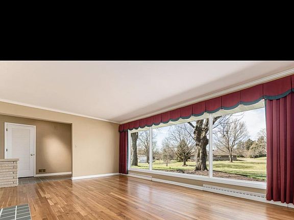 5th image of 854 E Village Dr